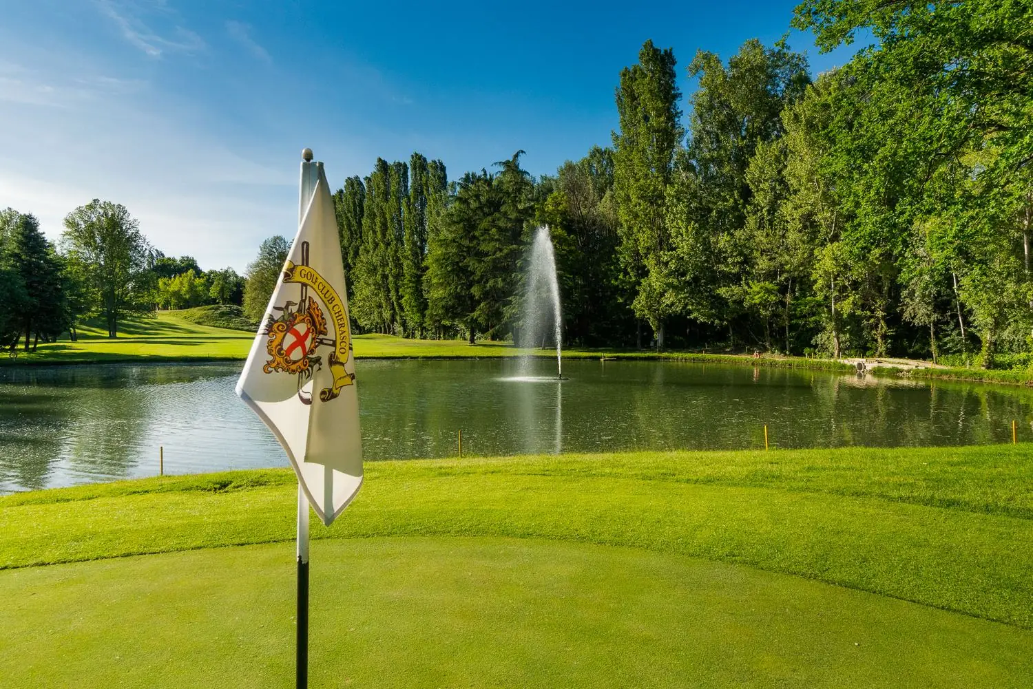 Hole 13 at Golf Club Cherasco with its pond and fountain