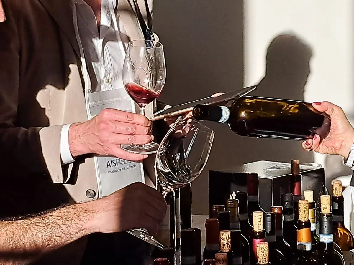 Degustazione di vino rosso delle Langhe con sommelier